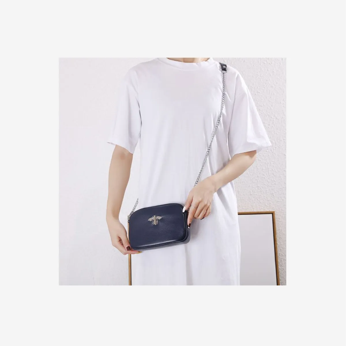 CRYSTAL LEATHER BEE BAG IN NAVY